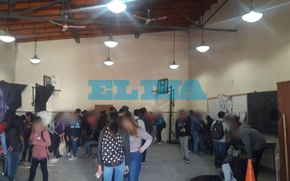 Una "toma espontánea" de alumnos en una escuela de Arana